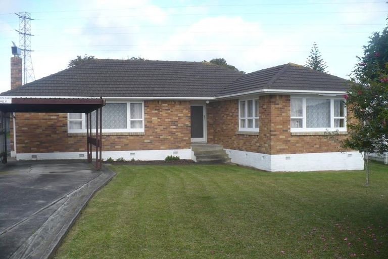 Photo of property in 2 Vera Road, Te Atatu South, Auckland, 0610