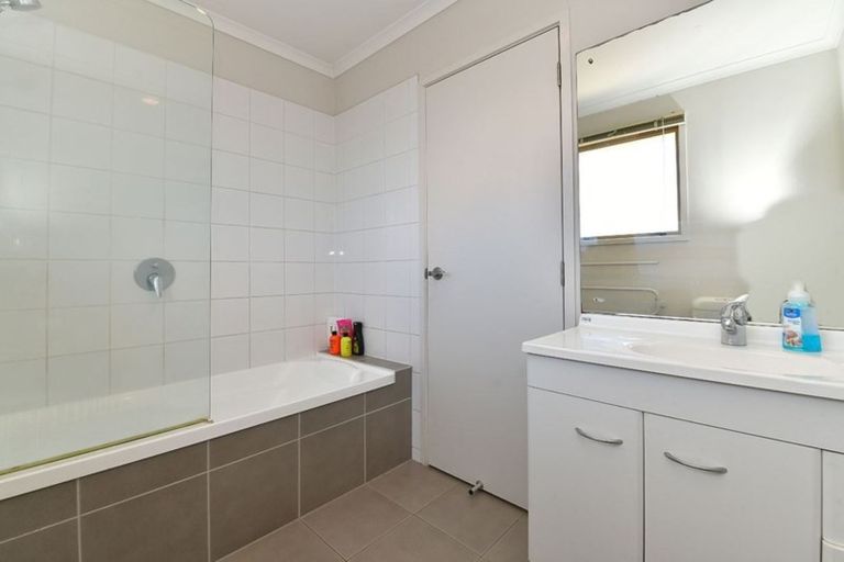 Photo of property in 16 Aitkenhead Court, Parakai, 0830