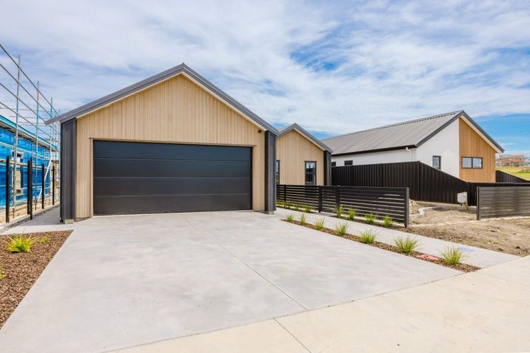 Photo of property in 14 Annie Aranui Drive, Poraiti, 4182