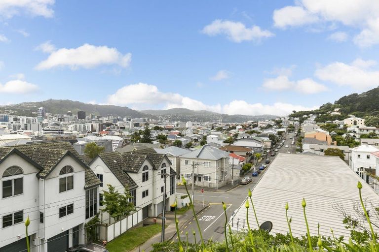 Photo of property in Landscape Apartments, 123-125 Austin Street, Mount Victoria, Wellington, 6011