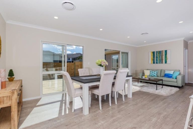 Photo of property in 18 Syd Grant Crescent, Orewa, 0931