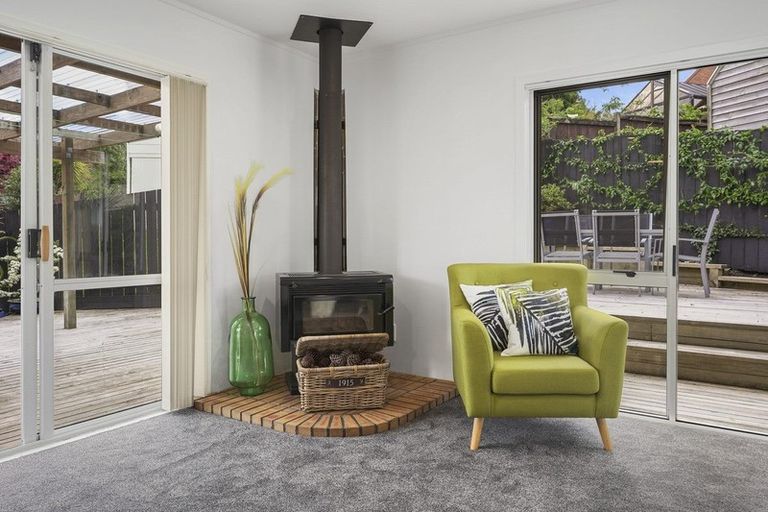 Photo of property in 18 Cottam Grove, Northcross, Auckland, 0632