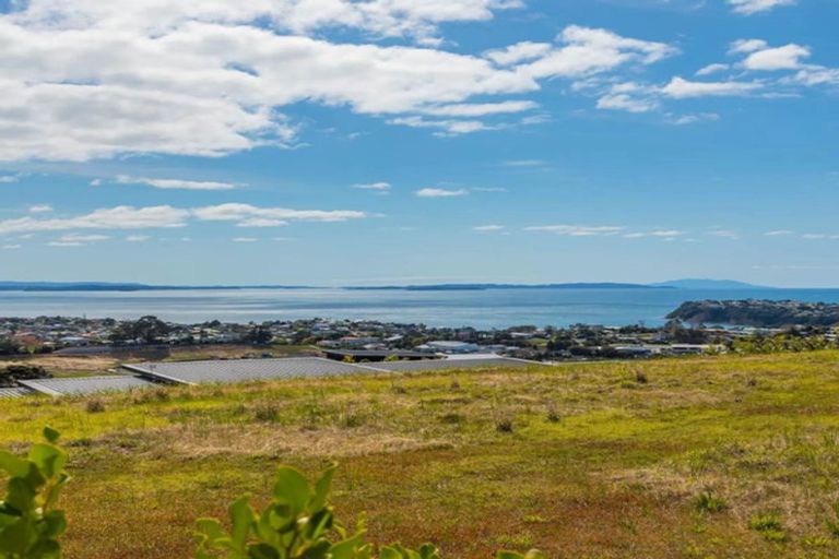 Photo of property in 1 Woodridge Drive, Stanmore Bay, Whangaparaoa, 0932