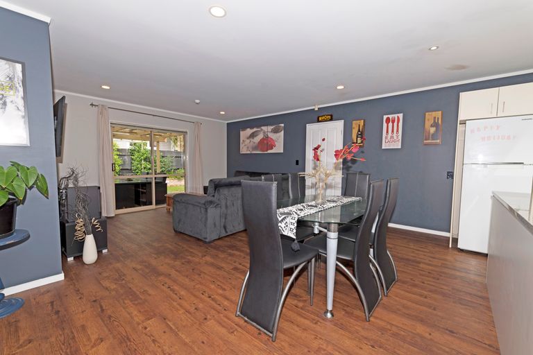 Photo of property in 3 Neta Grove, Henderson, Auckland, 0612