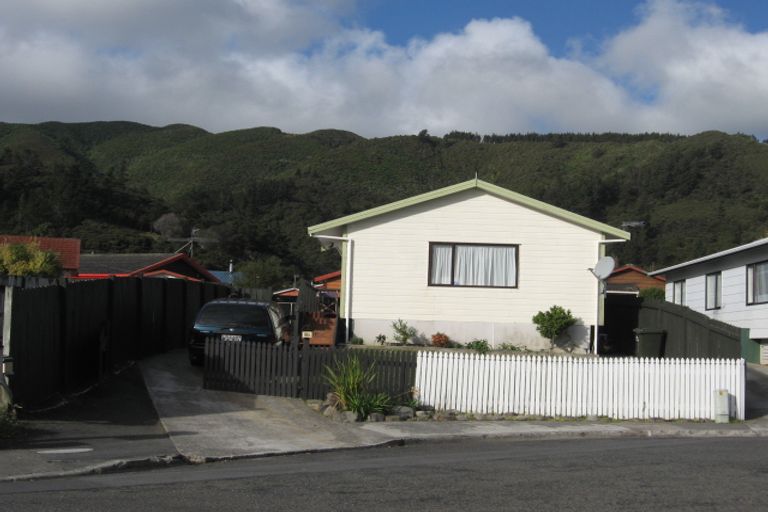 Photo of property in 8a Glenbrook Grove, Naenae, Lower Hutt, 5011