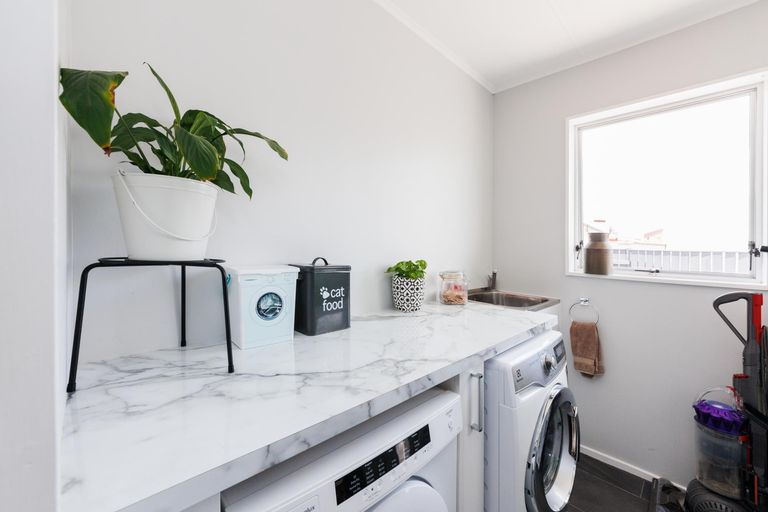 Photo of property in 3 Forbes Place, Kelvin Grove, Palmerston North, 4414