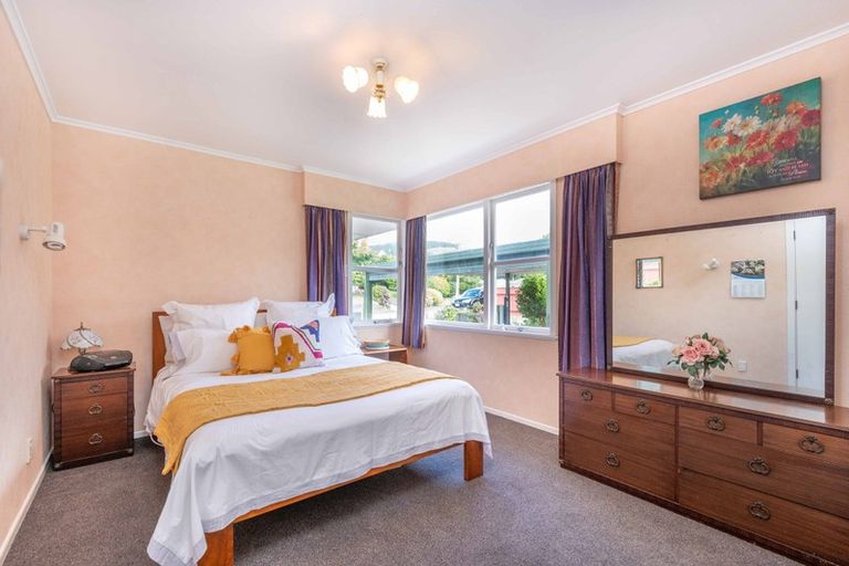 Photo of property in 16 Redwood Avenue, Tawa, Wellington, 5028