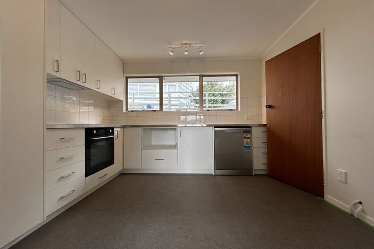 Photo of property in 2/13 Upper Bourke Street, Kilbirnie, Wellington, 6022