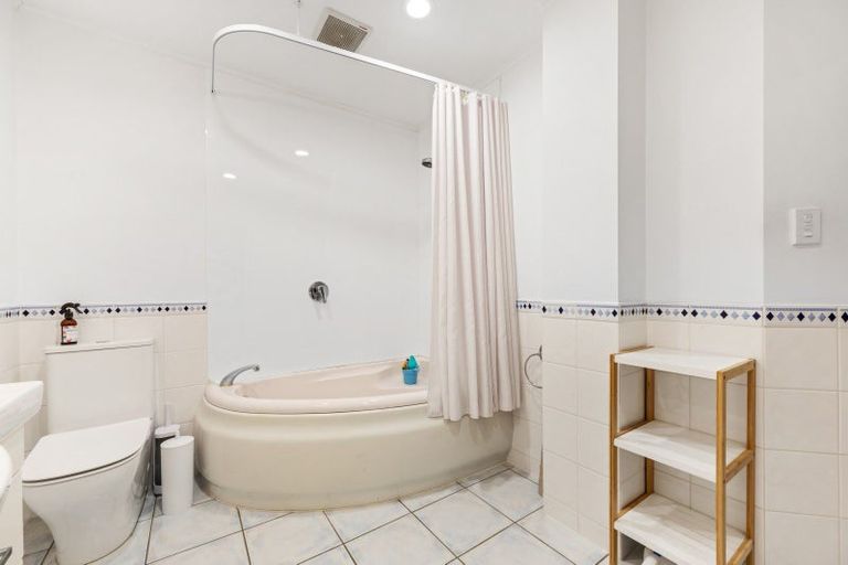 Photo of property in 1c Queen Street, New Plymouth, 4310