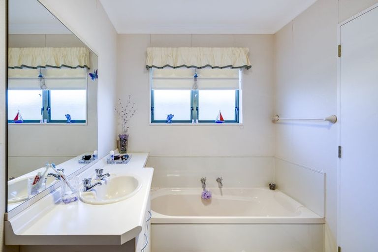 Photo of property in 17 Pukekura Place, Taradale, Napier, 4112