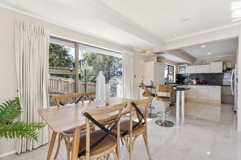 Photo of property in 203 Chelsea View Drive, Chatswood, Auckland, 0626