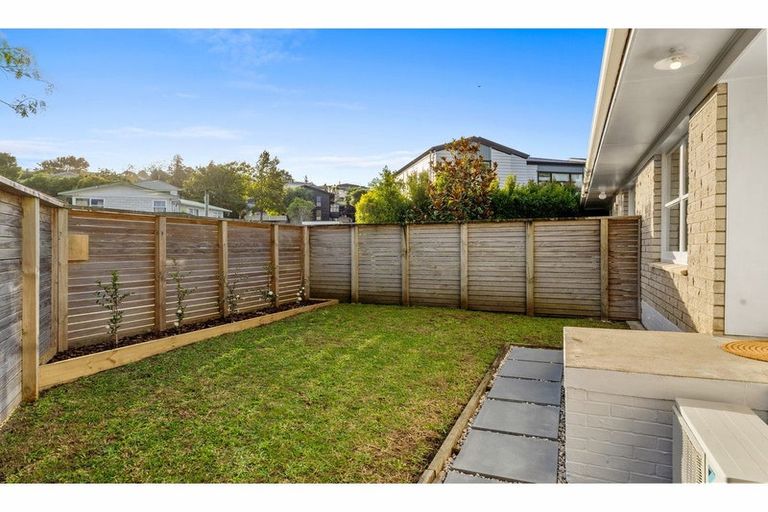Photo of property in 2/13 Jonathan Place, Sunnynook, Auckland, 0620
