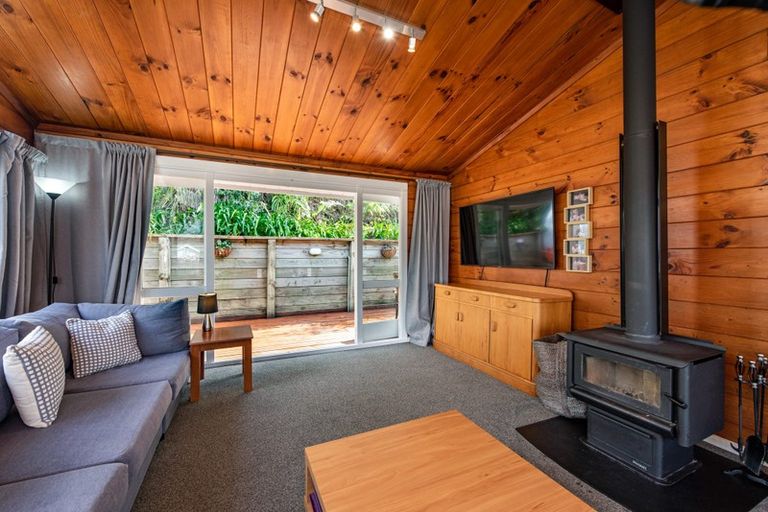 Photo of property in 2 Thomas Hook Street, Tawa, Wellington, 5028