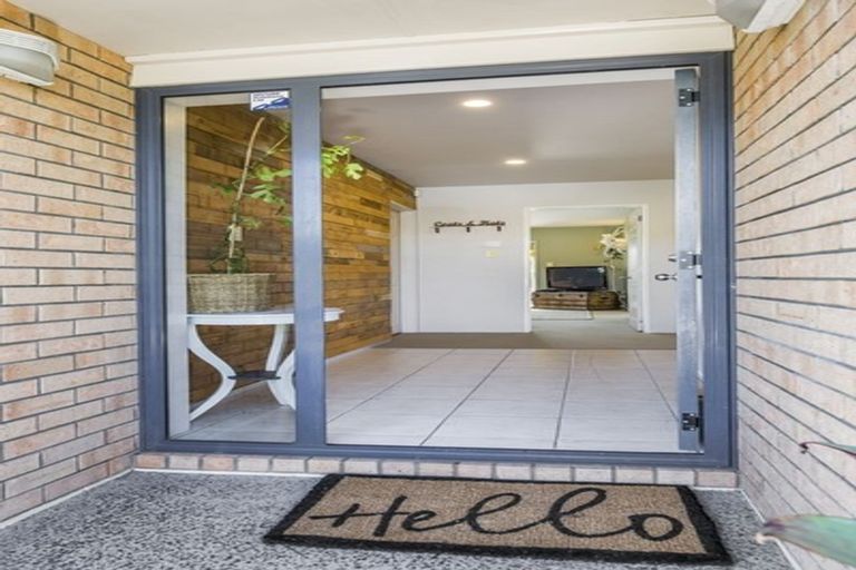 Photo of property in 16 Nimstedt Avenue, Oteha, Auckland, 0632