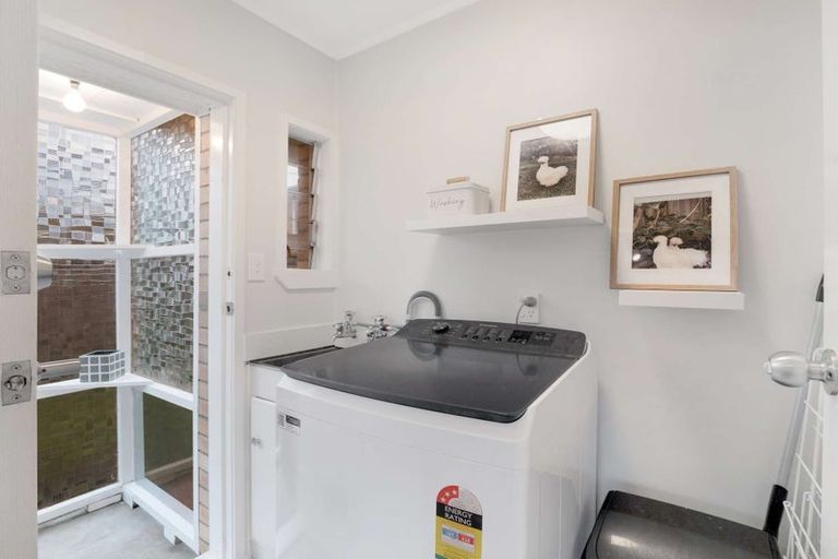 Photo of property in 2/8 Wykeham Place, Glenfield, Auckland, 0629