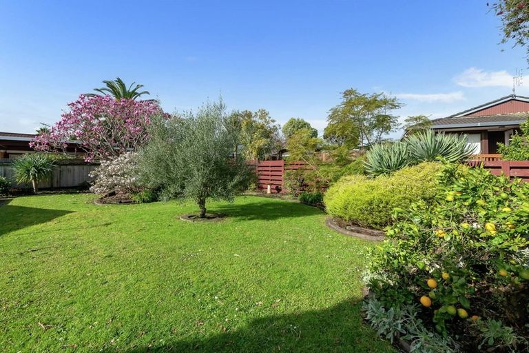 Photo of property in 21 Tupaki Place, Pakuranga Heights, Auckland, 2010