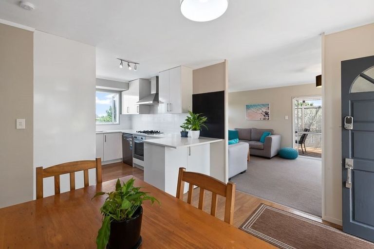 Photo of property in 1/76 Totaravale Drive, Totara Vale, Auckland, 0629