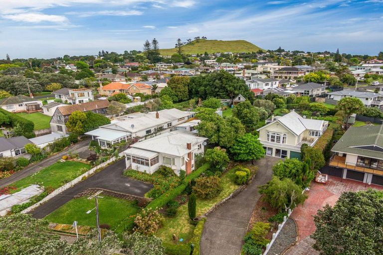 Photo of property in 26 Kiwi Esplanade, Mangere Bridge, Auckland, 2022