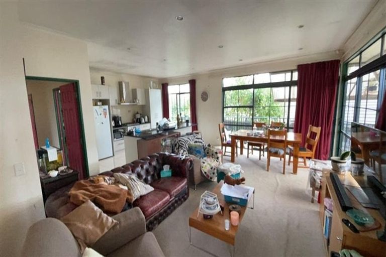 Photo of property in 9 Vinograd Drive, Te Atatu Peninsula, Auckland, 0610