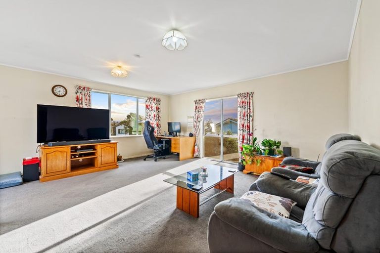 Photo of property in 18 Peterhouse Place, West Harbour, Auckland, 0618