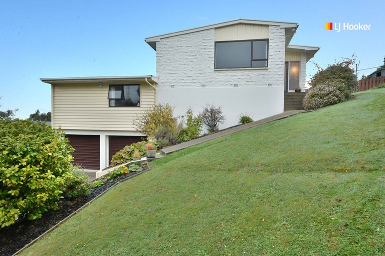 Photo of property in 35 Pioneer Crescent, Helensburgh, Dunedin, 9010