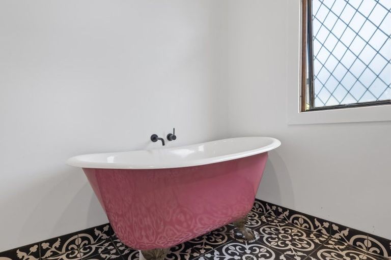 Photo of property in 33 Fitzroy Road, Fitzroy, New Plymouth, 4312