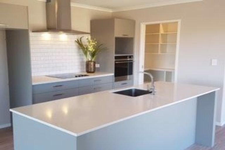 Photo of property in 5 Oakmont Crescent, Waiwhakaiho, New Plymouth, 4312