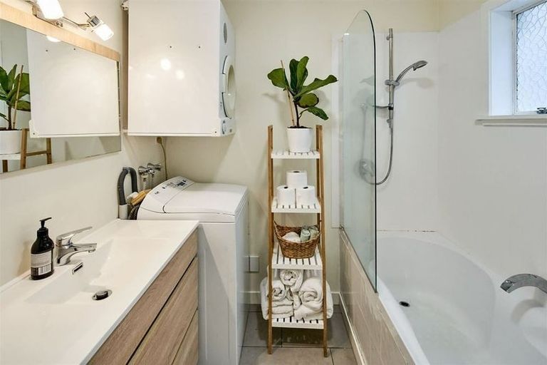 Photo of property in 8c Nikau Road, Point Howard, Lower Hutt, 5013