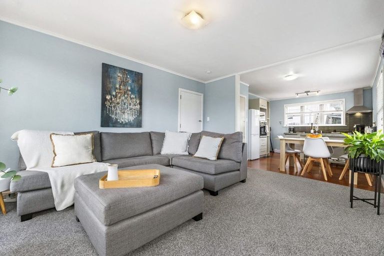 Photo of property in 1/62 Roberts Road, Glenfield, Auckland, 0629