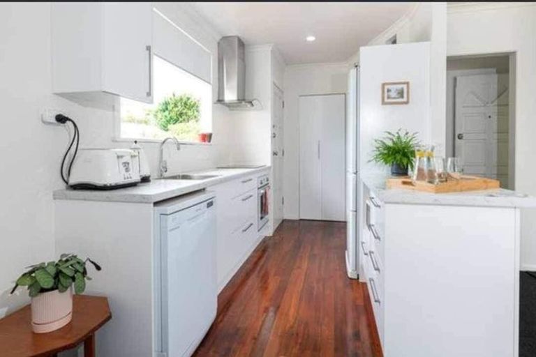 Photo of property in 18 Beverly Place, New Lynn, Auckland, 0600