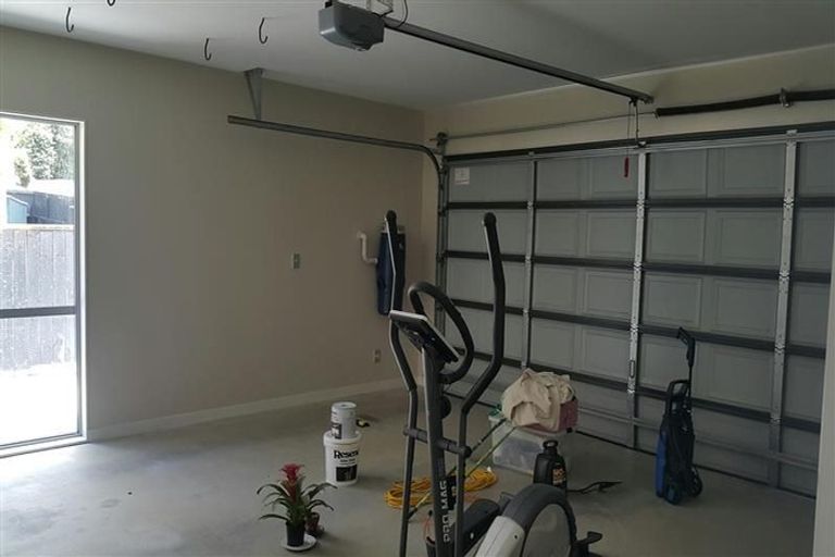 Photo of property in 108 Simpson Road, Henderson Valley, Auckland, 0614