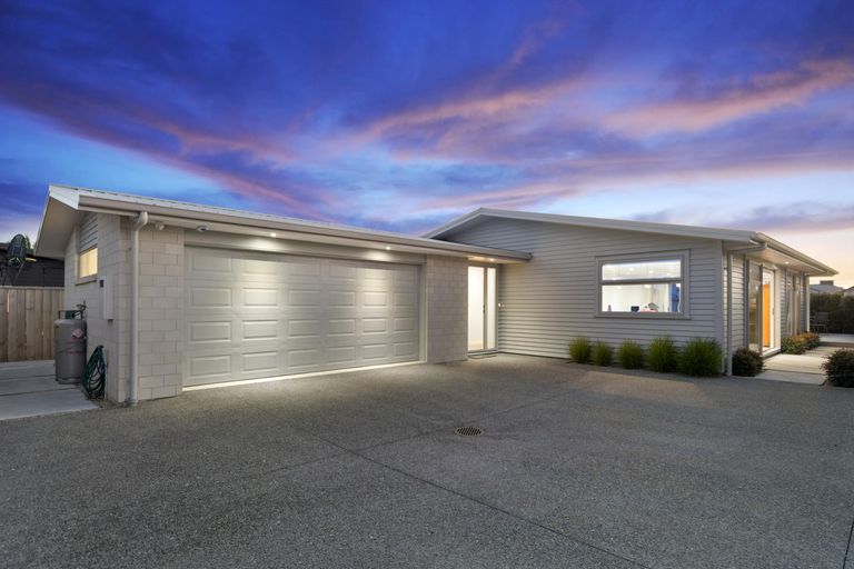 Photo of property in 16 Cassinia Close, Papamoa Beach, Papamoa, 3118