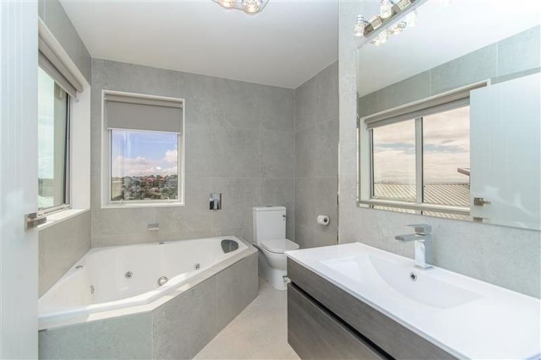 Photo of property in 2 Caldera Drive, Long Bay, Auckland, 0630