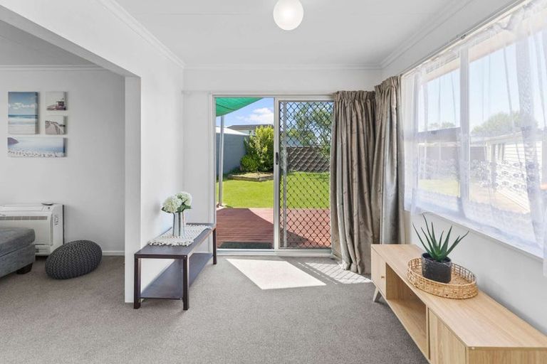 Photo of property in 17 Abraham Crescent, Milson, Palmerston North, 4414
