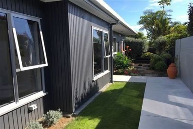 Photo of property in 25d Saltburn Road, Milford, Auckland, 0620