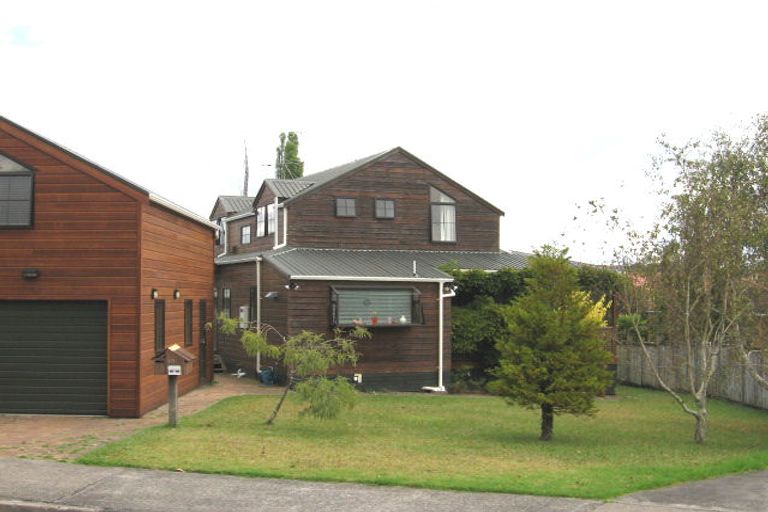 Photo of property in 20 Raphael Place, West Harbour, Auckland, 0618