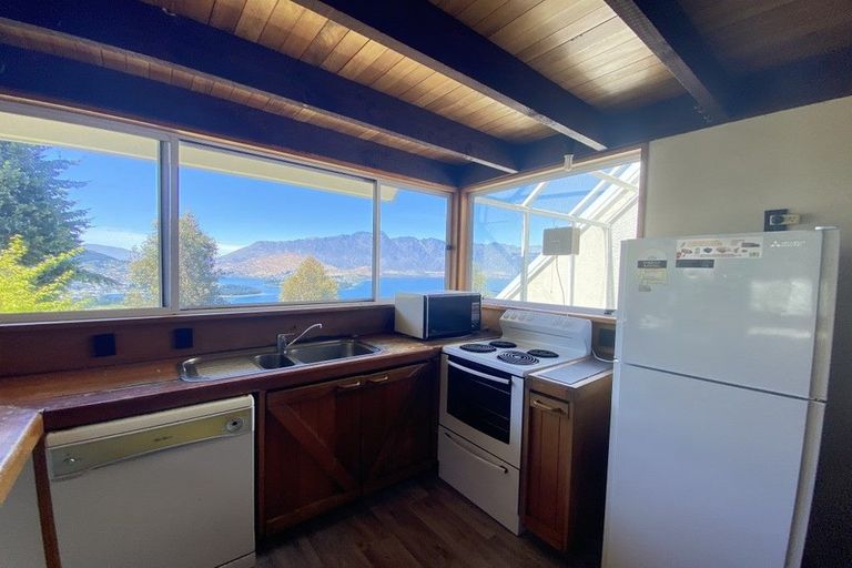 Photo of property in 12 Lordens Place, Fernhill, Queenstown, 9300