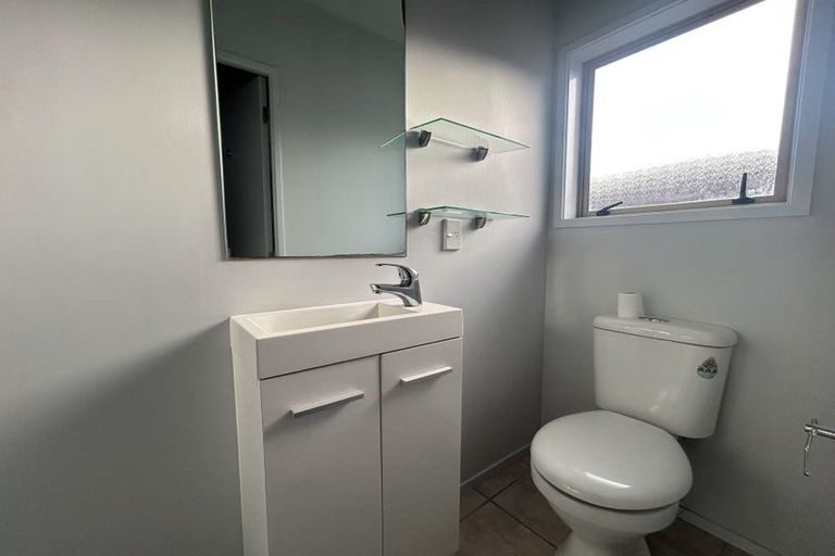 Photo of property in 7b Woodbank Drive, Glen Eden, Auckland, 0602