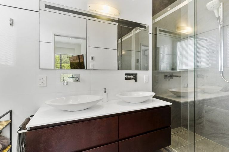 Photo of property in 29 Wiltshire Place, Somerville, Auckland, 2014