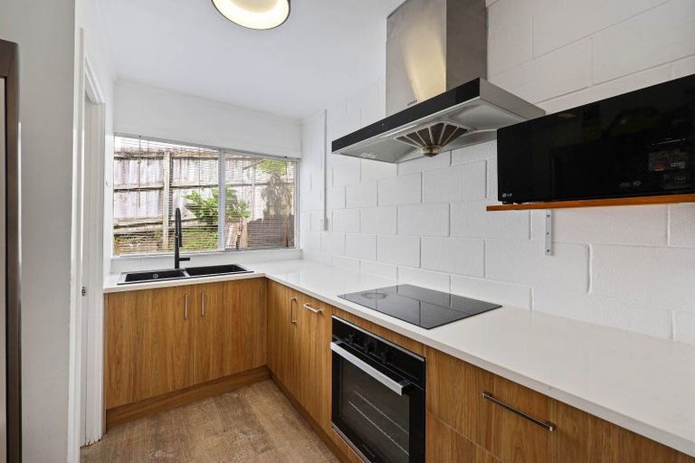 Photo of property in 3/52 Fruitvale Road, New Lynn, Auckland, 0600