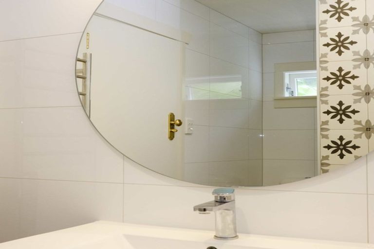 Photo of property in 339c Devon Street West, New Plymouth, 4310