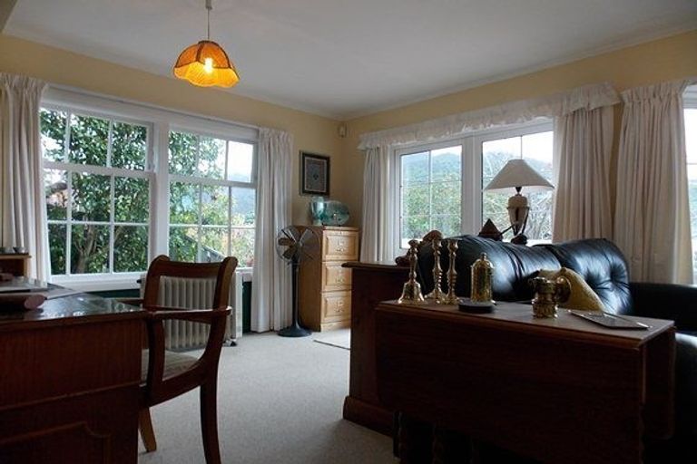 Photo of property in 15 Doris Gordon Crescent, Crofton Downs, Wellington, 6035