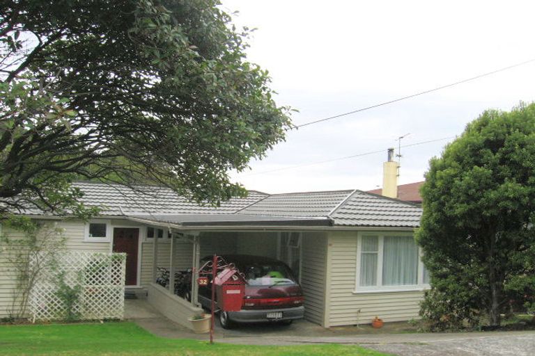 Photo of property in 32 Larsen Crescent, Tawa, Wellington, 5028