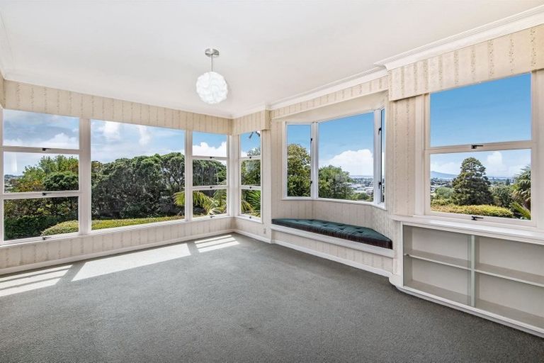 Photo of property in 17 Chivalry Road, Glenfield, Auckland, 0629