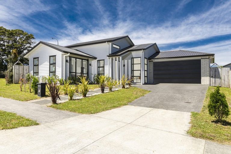 Photo of property in 1 Mcindoe Road, Kumeu, 0810