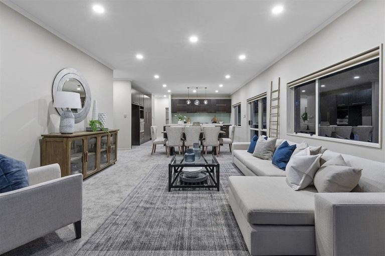 Photo of property in 12 Lakeridge Close, Northcross, Auckland, 0632