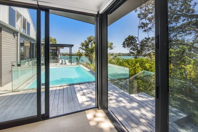 Photo of property in 10a First Avenue, Stanley Point, Auckland, 0624