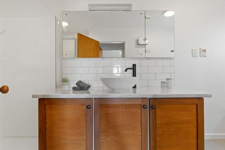 Photo of property in 5 Osmond Lane, Mount Pleasant, Christchurch, 8081