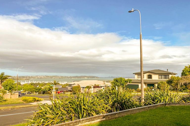 Photo of property in 20 Whiting Grove, West Harbour, Auckland, 0618