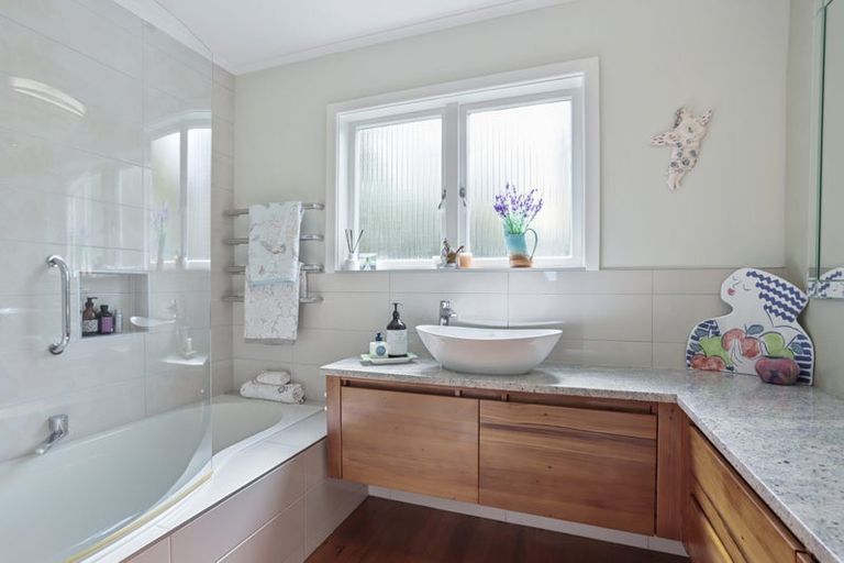 Photo of property in 98 Takahe Road, Titirangi, Auckland, 0604